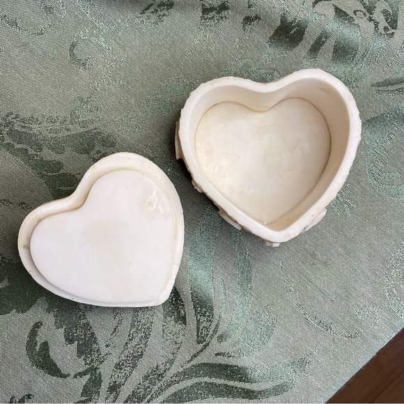 Sand dollar vintage trinket box; coastal, nautical heart shaped shell box. - Picture 6 of 10